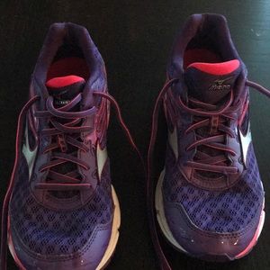 Women’s Mizuno running shoes